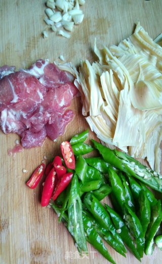 腐竹炒瘦肉的做法步骤：1