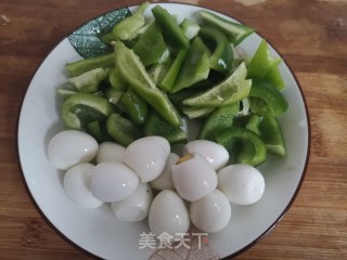 茄汁青椒烧鹌鹑蛋的做法步骤：1