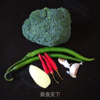 西兰花炒肉片的做法步骤：1