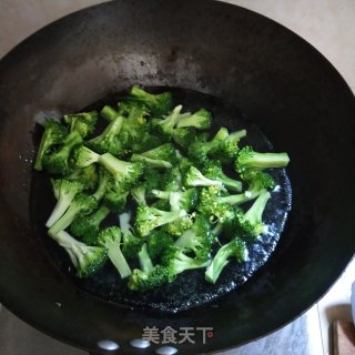 西兰花炒肉片的做法步骤：5