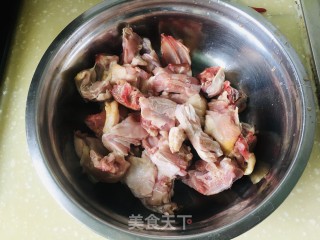 干锅啤酒鸭的做法步骤：1