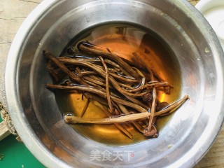 茶树菇白果老鸭汤的做法步骤：2