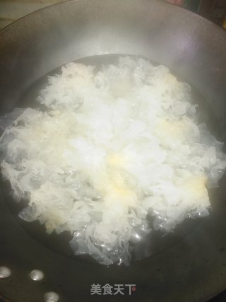 辣拌银耳的做法步骤：1