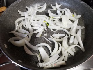 洋葱炒猪肠粉的做法步骤：5