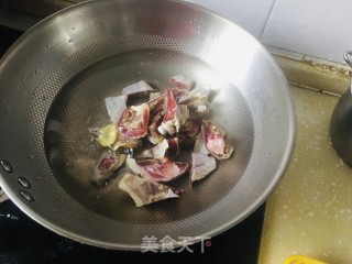 芹菜炒腊鸭的做法步骤：1