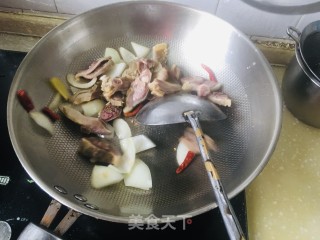 芹菜炒腊鸭的做法步骤：3