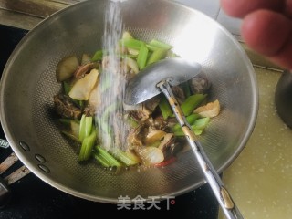 芹菜炒腊鸭的做法步骤：6