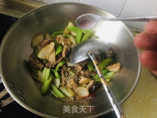 芹菜炒腊鸭的做法步骤：7