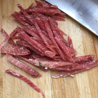 炒肉丝拌香椿的做法步骤：2