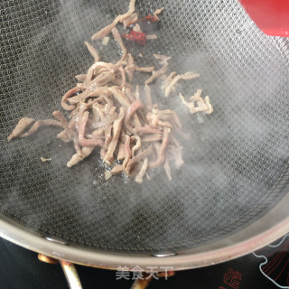 炒肉丝拌香椿的做法步骤：6