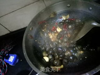 田螺鸭爪煲的做法步骤：3