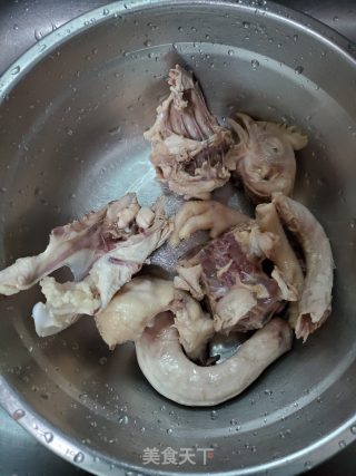 鸡骨架煲芡实麦冬汤的做法步骤：4