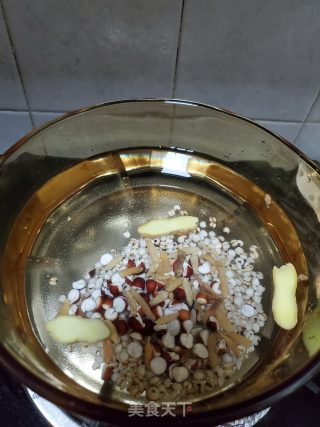 鸡骨架煲芡实麦冬汤的做法步骤：5