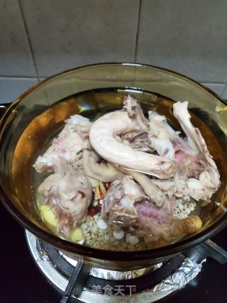 鸡骨架煲芡实麦冬汤的做法步骤：6