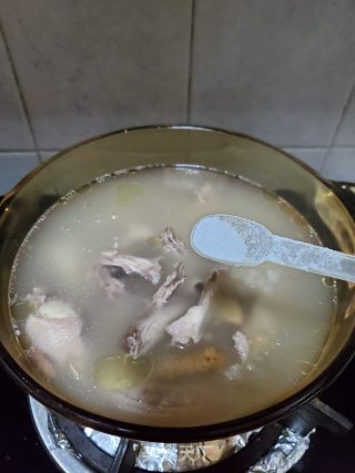 鸡骨架煲芡实麦冬汤的做法步骤：7