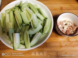 鸡肉丁炒黄瓜的做法步骤：1