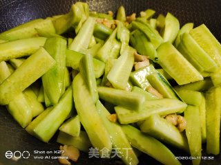 鸡肉丁炒黄瓜的做法步骤：3