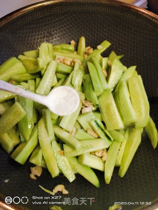 鸡肉丁炒黄瓜的做法步骤：5