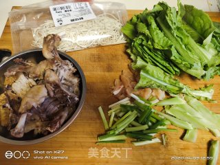 清淡有营养的一碗面--鸭肉青菜面的做法步骤：1