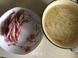 东汽红肠炒土豆丝的做法步骤：1
