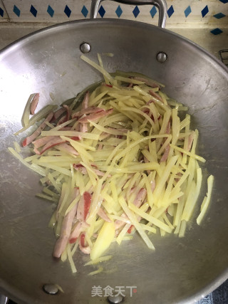 东汽红肠炒土豆丝的做法步骤：4