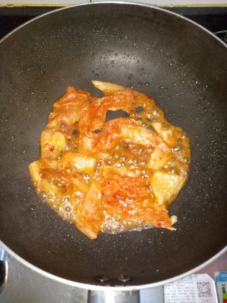 辣白菜烩豆腐土豆的做法步骤：1