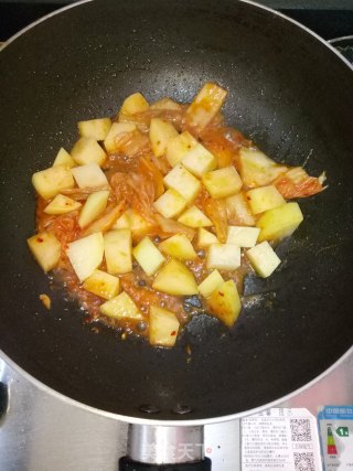 辣白菜烩豆腐土豆的做法步骤：2