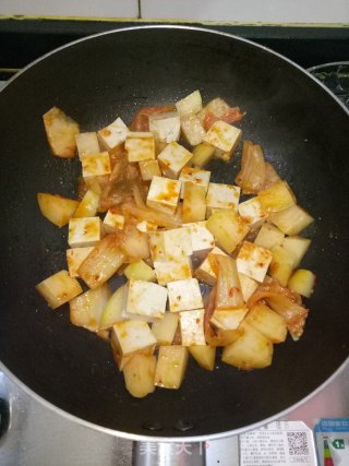 辣白菜烩豆腐土豆的做法步骤：3