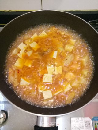 辣白菜烩豆腐土豆的做法步骤：4