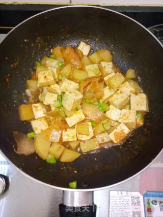 辣白菜烩豆腐土豆的做法步骤：6