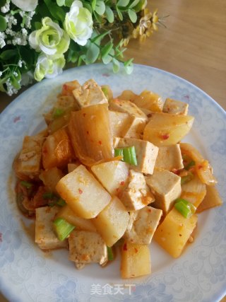 辣白菜烩豆腐土豆的做法步骤：7