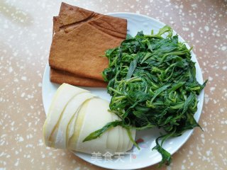 【春滋味】~香干笋丁炒马兰头的做法步骤：1