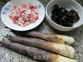 黑木耳五花肉炒乌笋的做法步骤：1