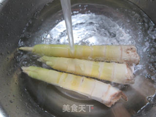 黑木耳五花肉炒乌笋的做法步骤：2