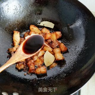 红烧肉炖鹌鹑蛋的做法步骤：9