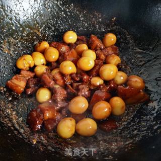 红烧肉炖鹌鹑蛋的做法步骤：17