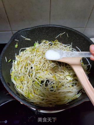 香葱炒绿豆芽的做法步骤：6