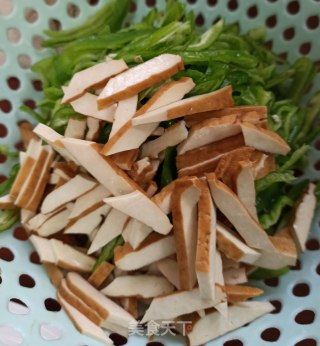 豆豉青椒炒香干的做法步骤：1