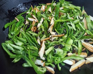 豆豉青椒炒香干的做法步骤：4