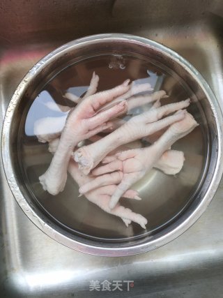 红烧鸡爪的做法步骤：1