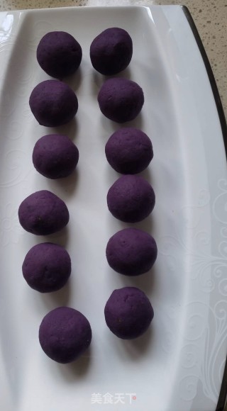 紫薯蛋黄酥的做法步骤：2