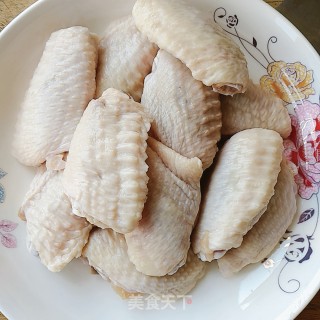 蒜香蜜汁鸡翅的做法步骤：1