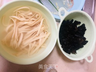 凉拌千张黑木耳的做法步骤：1