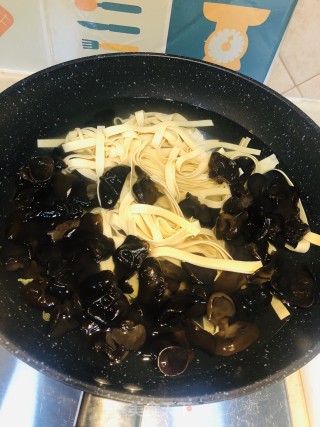 凉拌千张黑木耳的做法步骤：2