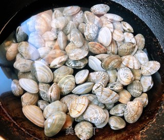 花蛤豆腐时蔬汤的做法步骤：2