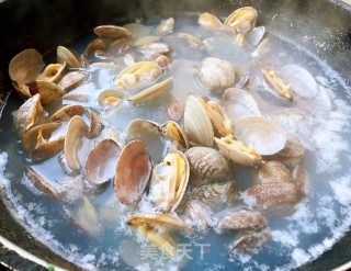 花蛤豆腐时蔬汤的做法步骤：3