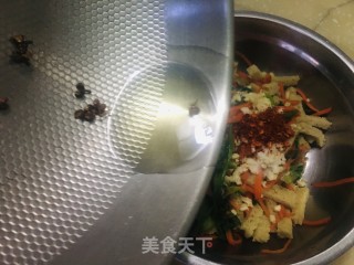 面筋胡萝卜丝拌菠菜的做法步骤：8
