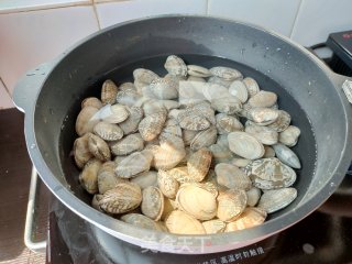蒜蓉粉丝蛤蜊煲的做法步骤：2