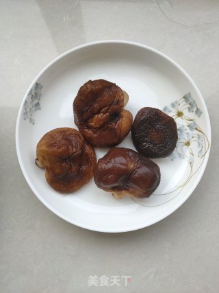香菇炒菠菜的做法步骤：2