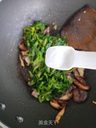 香菇炒菠菜的做法步骤：11